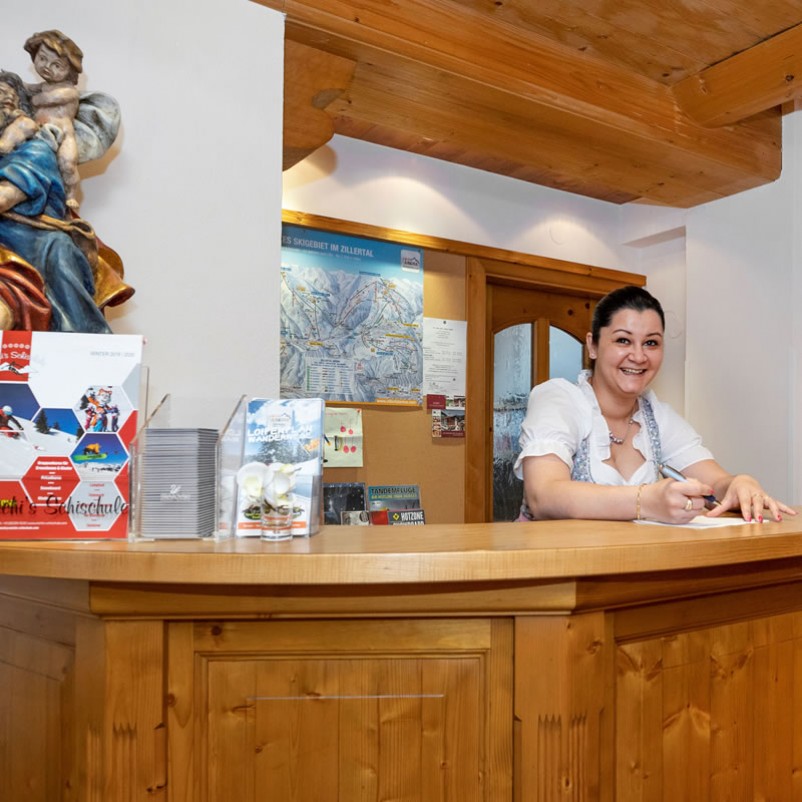 Herzlich willkommen im Hotel Gerloserhof***s im Zillertal - Sandra an der Rezeption