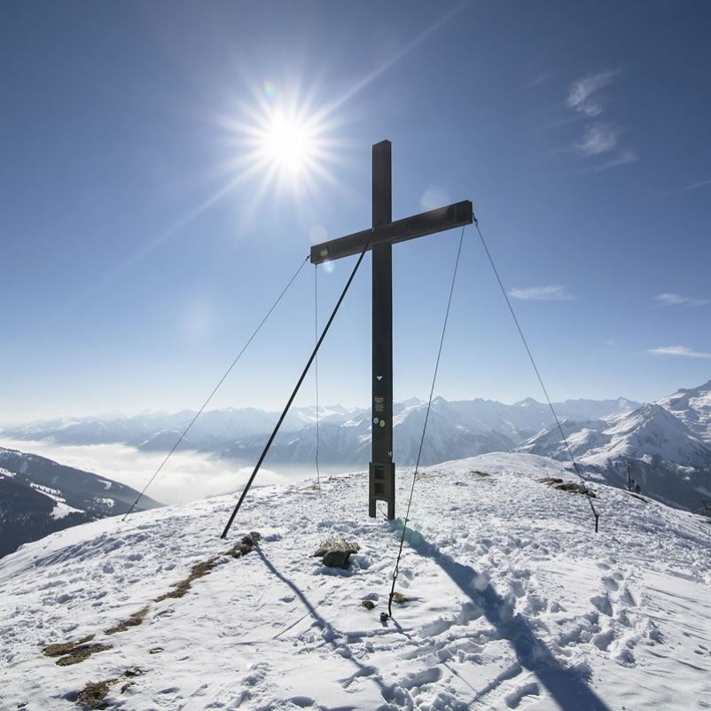 Gipfelsieg beim Winterwandern, Schneeschuhwandern und Skitouren gehen im Zillertal © TVB Zillertal Arena  